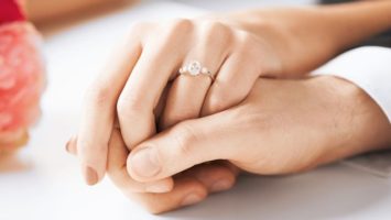 Na jaké ruce nosit zásnubní prsten