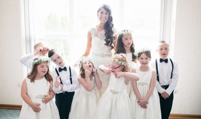 Učitelka pozvala na svatbu svou třídu dětí s Downovým syndromem
