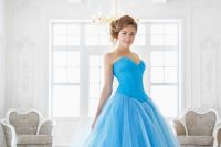 Barevné svatební šaty