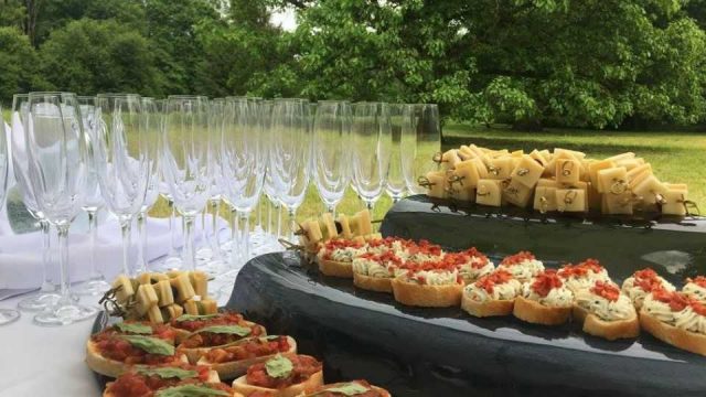 Přípravy svatební hostiny