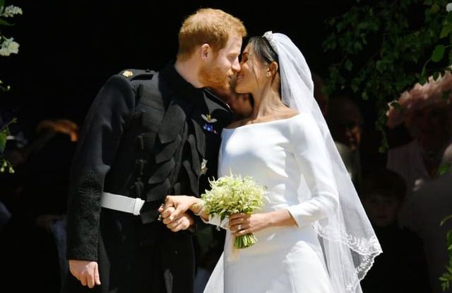 Výstava svatebních šatů Meghan Markle