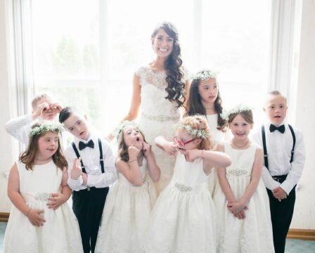 Učitelka pozvala na svatbu svou třídu dětí s Downovým syndromem