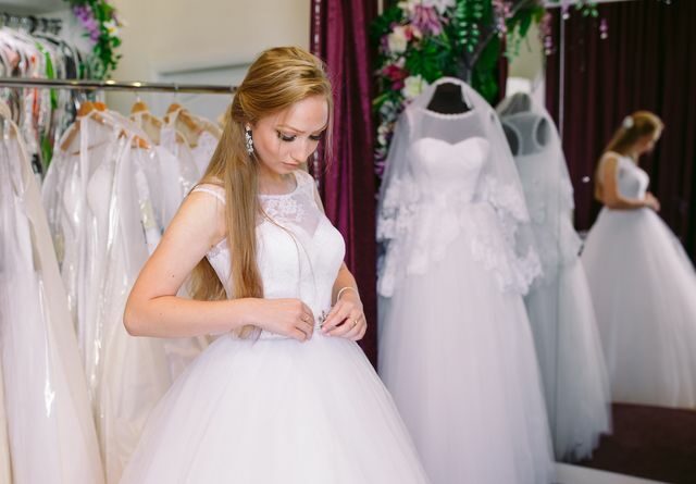 Zkoušení svatebních šatů