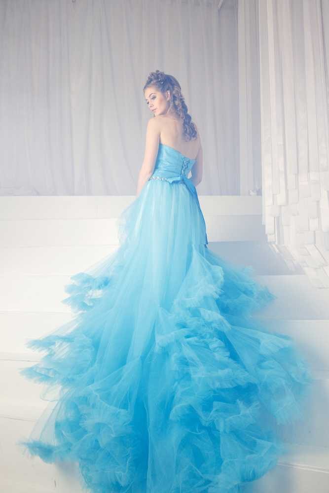 Barevné svatební šaty