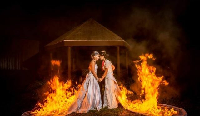 Hořící svatební šaty