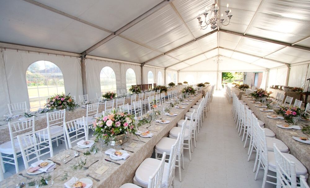 Skládací stoly na svatební hostinu